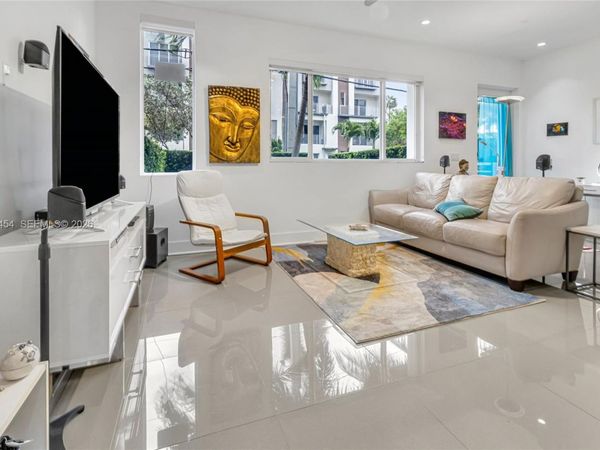 1045 NE 18th Ave, Unit 102, Fort Lauderdale, FL 33304