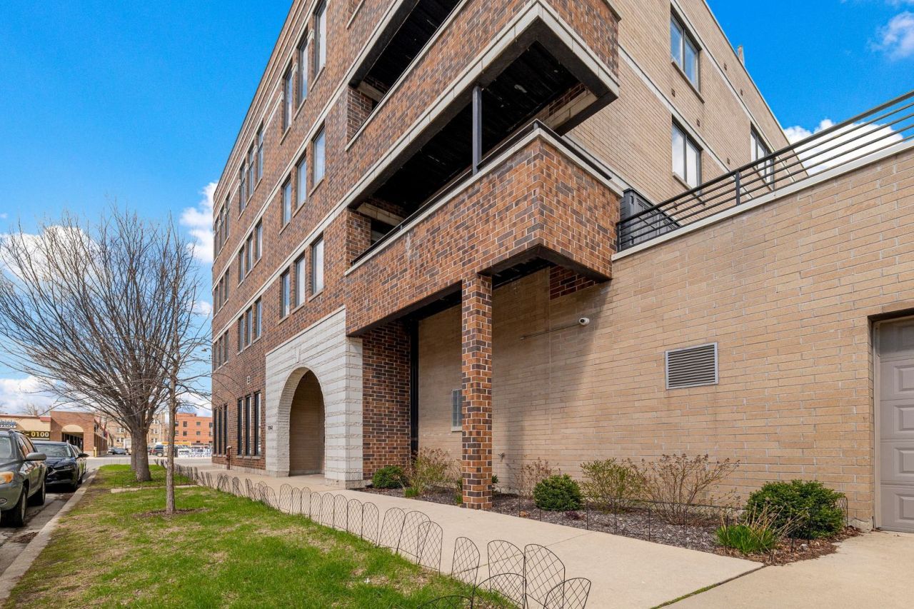 2352 W Shakespeare Avenue, Unit 2C, Chicago, IL 60647 Main Photo