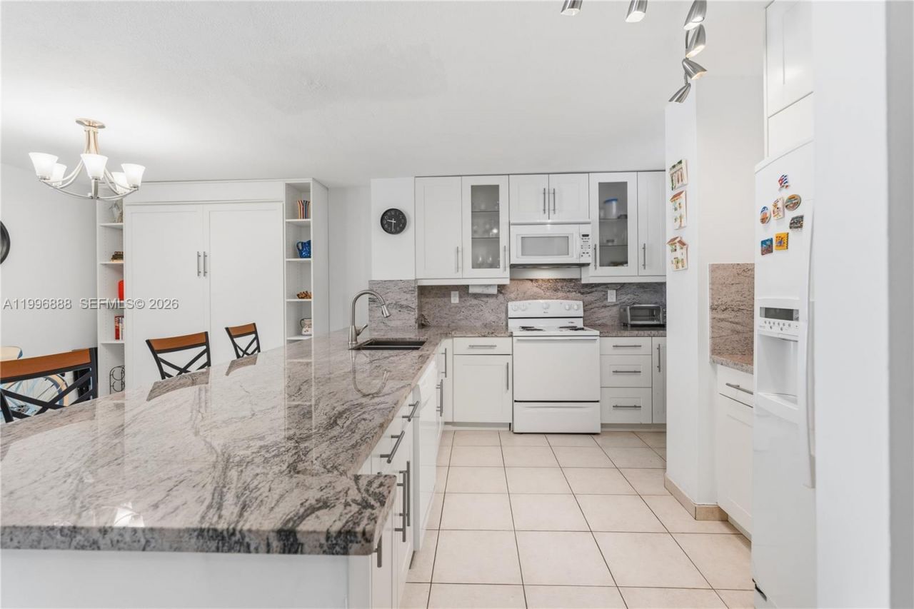 6450 Collins Ave , Unit 204, Miami Beach, FL 33141 Photo