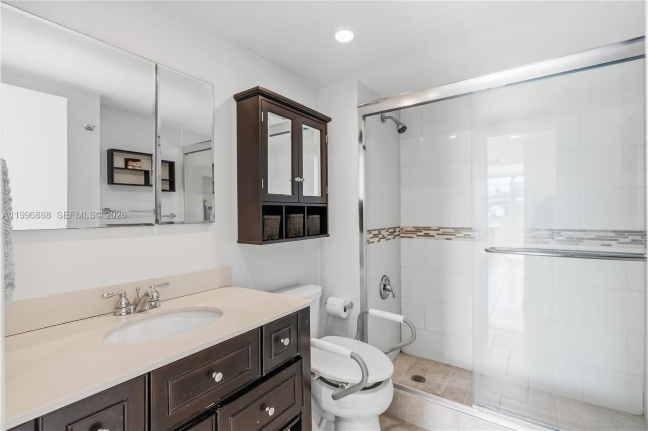 6450 Collins Ave , Unit 204, Miami Beach, FL 33141 Photo