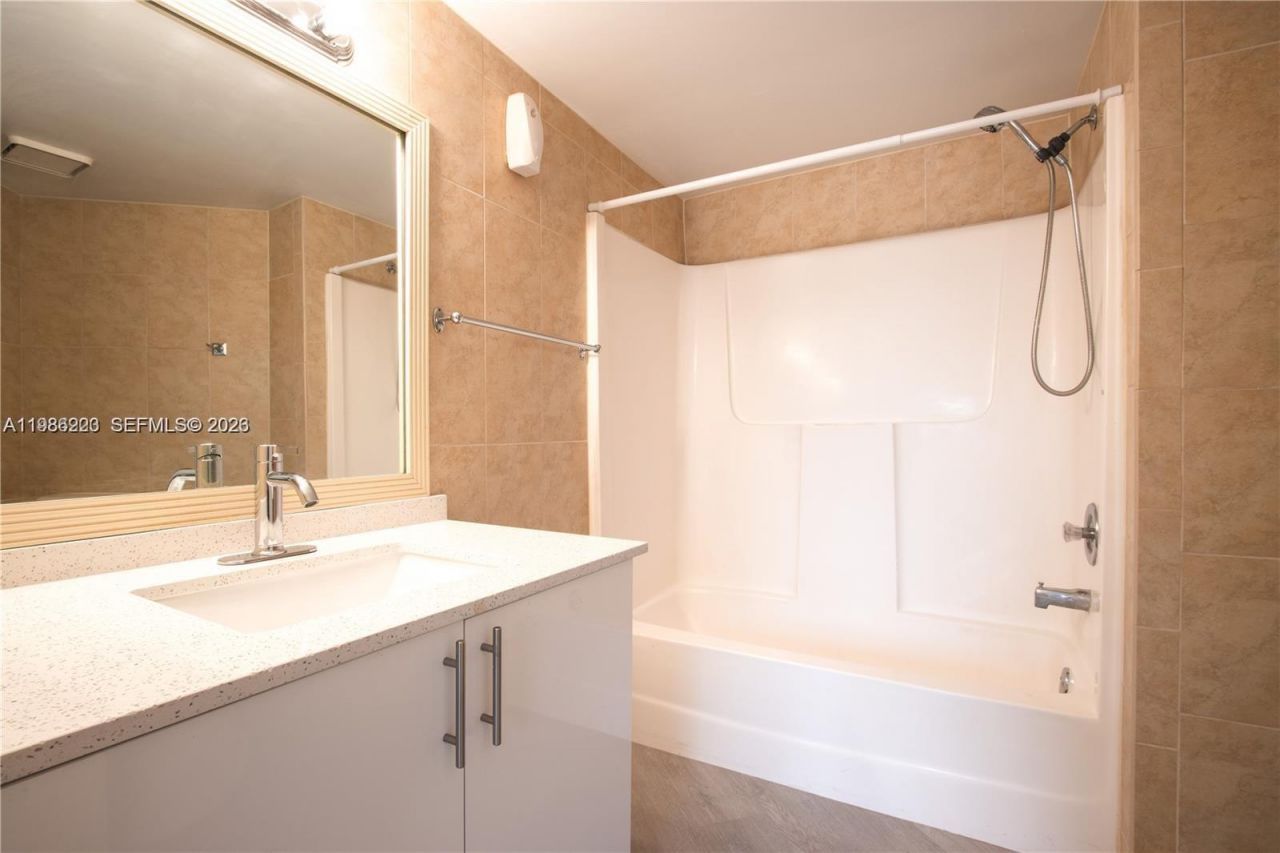 10233 NW 9th St Cir , Unit 213-1, Miami, FL 33172 Photo