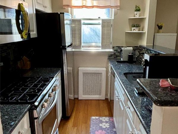 14 Edwards Street, Unit 1B, Roslyn Heights, NY 11577