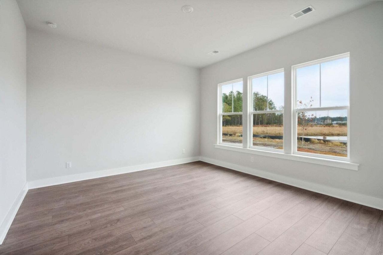 295 Denham Street Photo 14