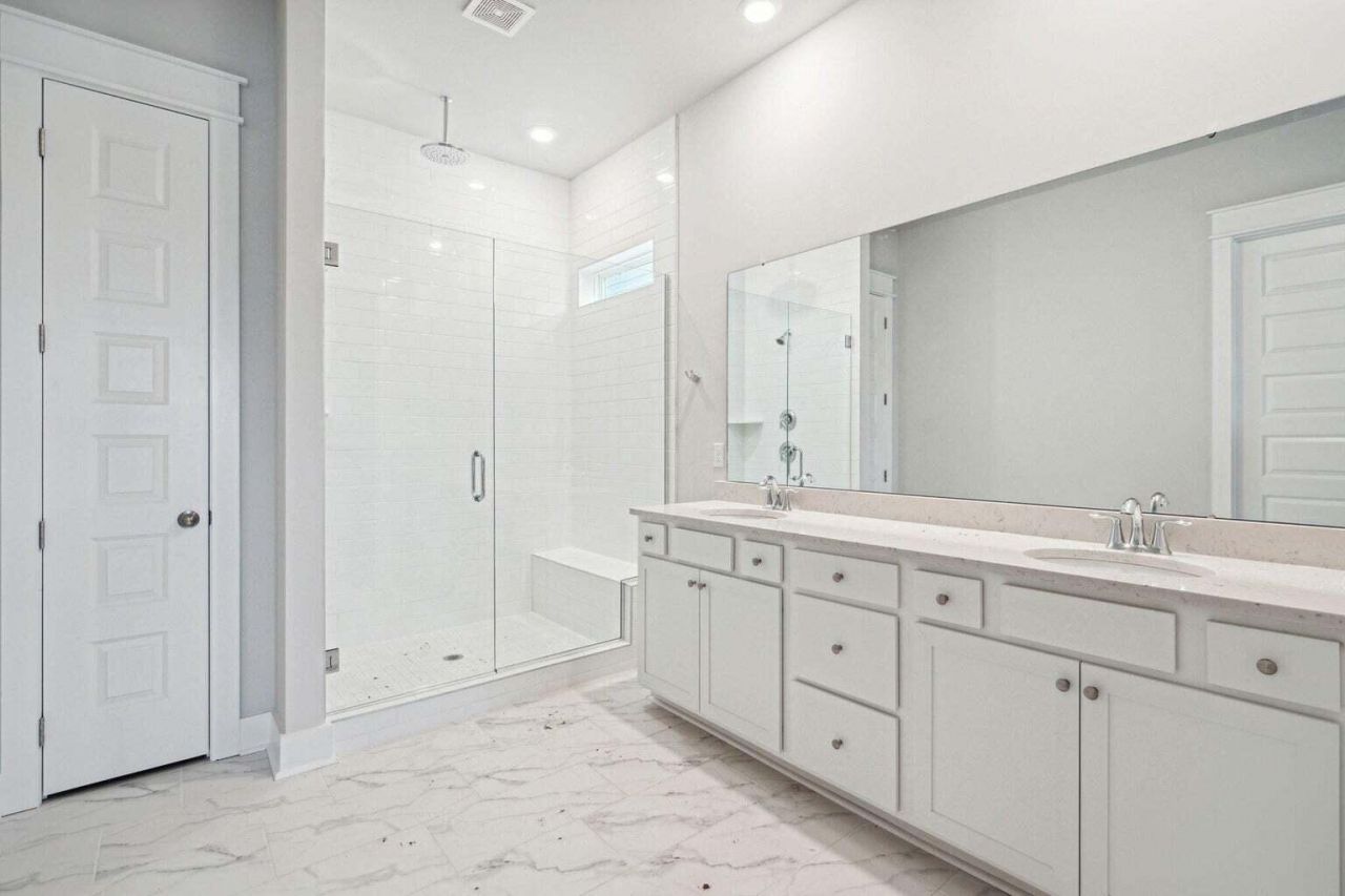 295 Denham Street Photo 16