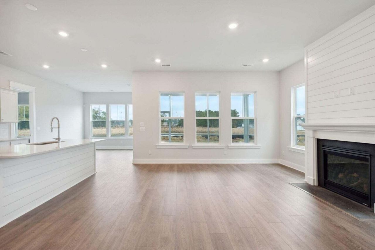 295 Denham Street Photo 5