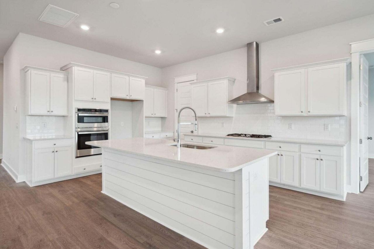 295 Denham Street Photo 7