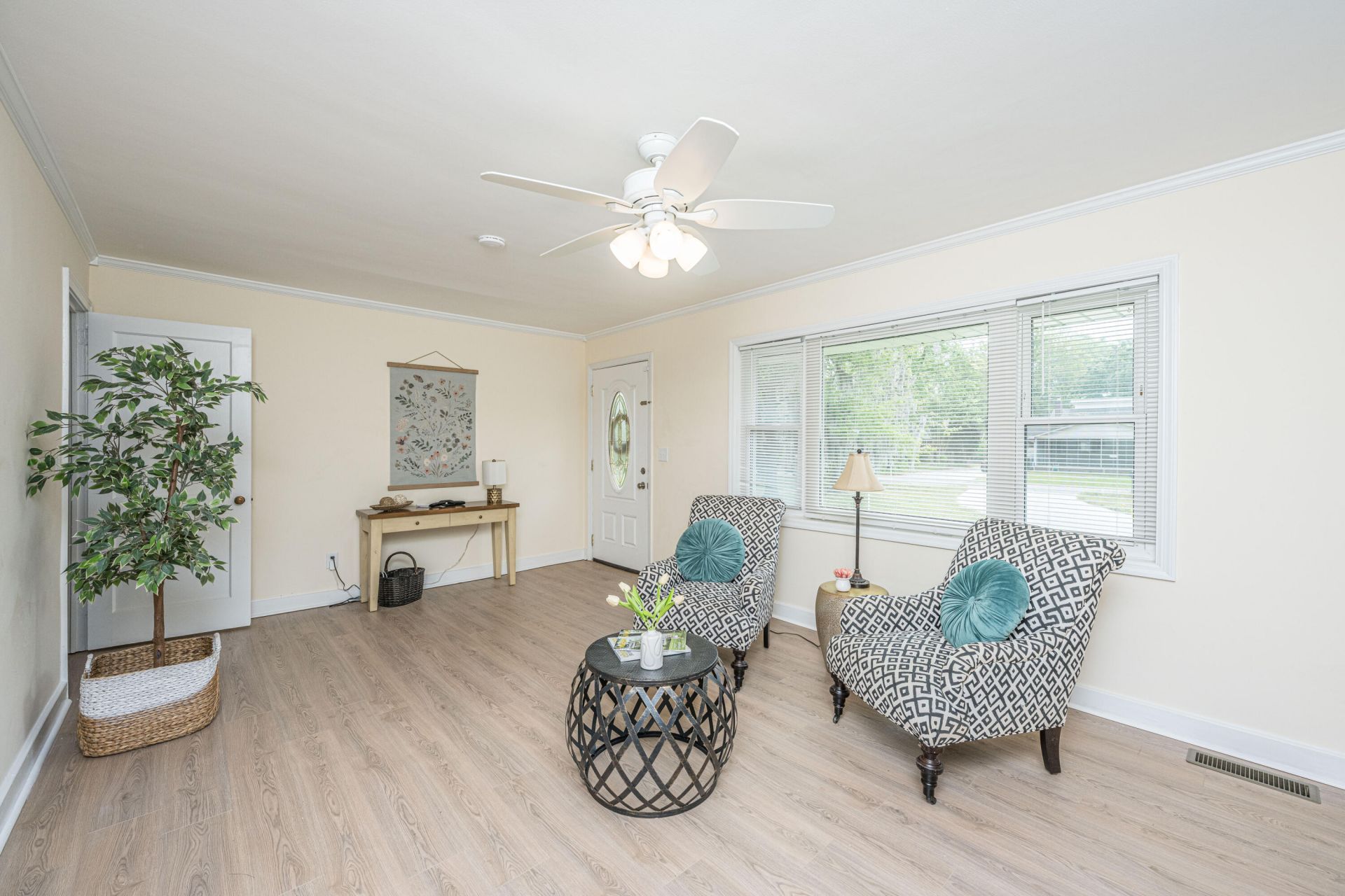 1010 W Recess Road Photo 4