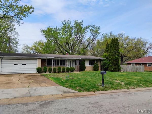 10027 Grosvenor Drive , St Louis, MO 63137