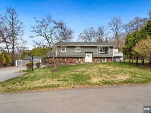 13 Hunters Lane, Andover Twsp, NJ 07821