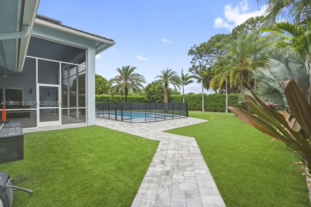 8179 Lakeview Dr, West Palm Beach, FL 33412 Photo