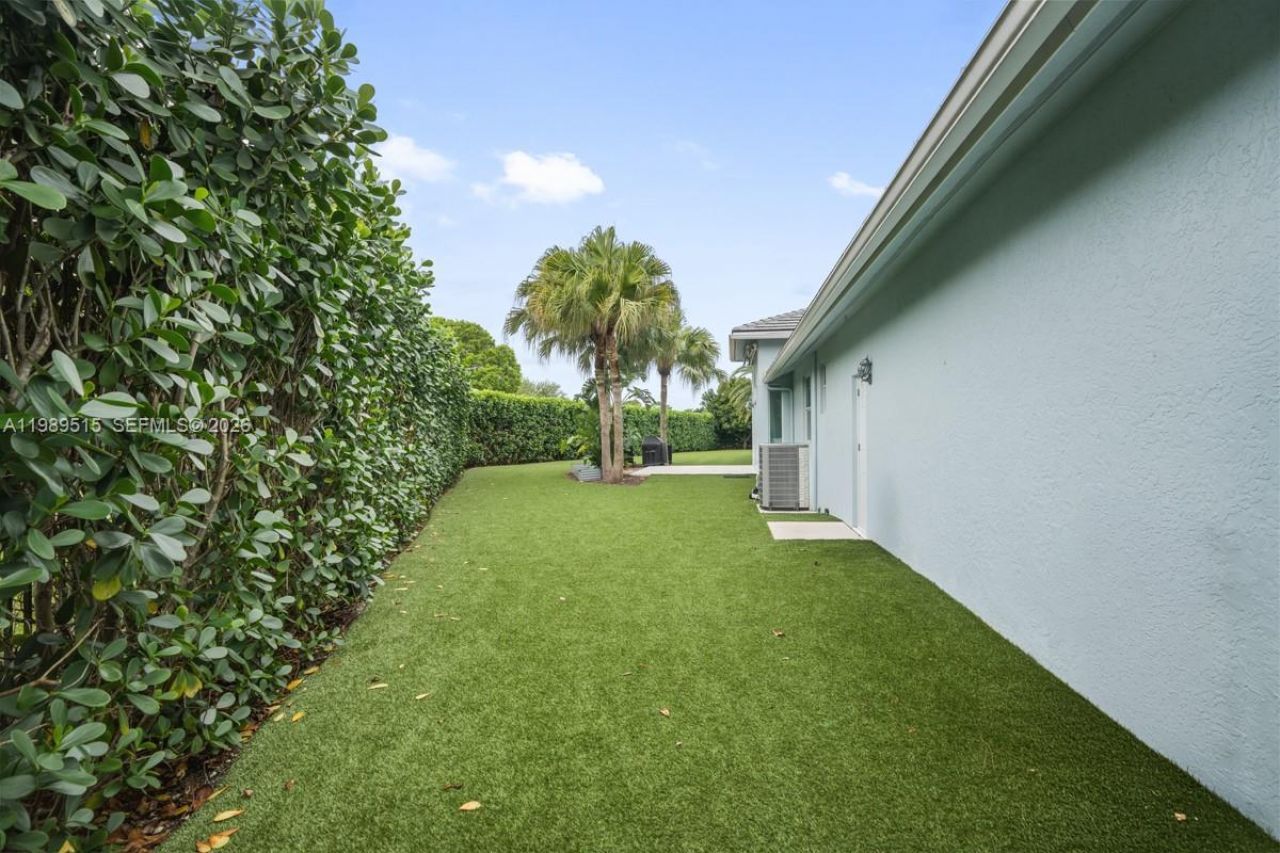 8179 Lakeview Dr, West Palm Beach, FL 33412 Photo