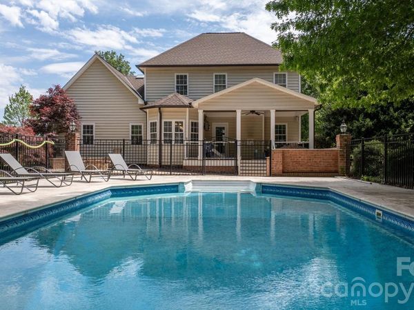 4525 18th Street Lane NE, Hickory, NC 28601