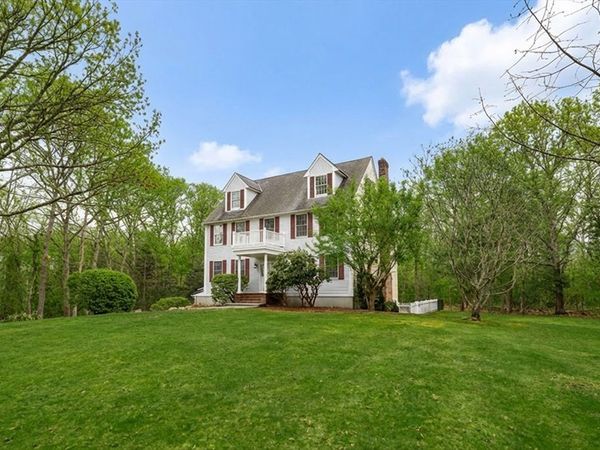 8 Smithfield Place, Dartmouth, MA 02748