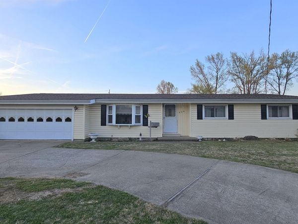 806 W BROADWAY Boulevard, Johnston City, IL 62951