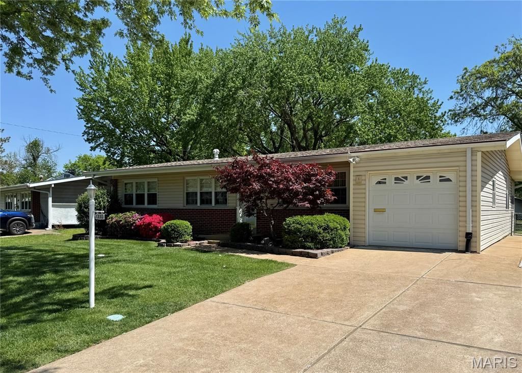 1330 Spring Valley Drive, Florissant, MO 63033 Main Photo