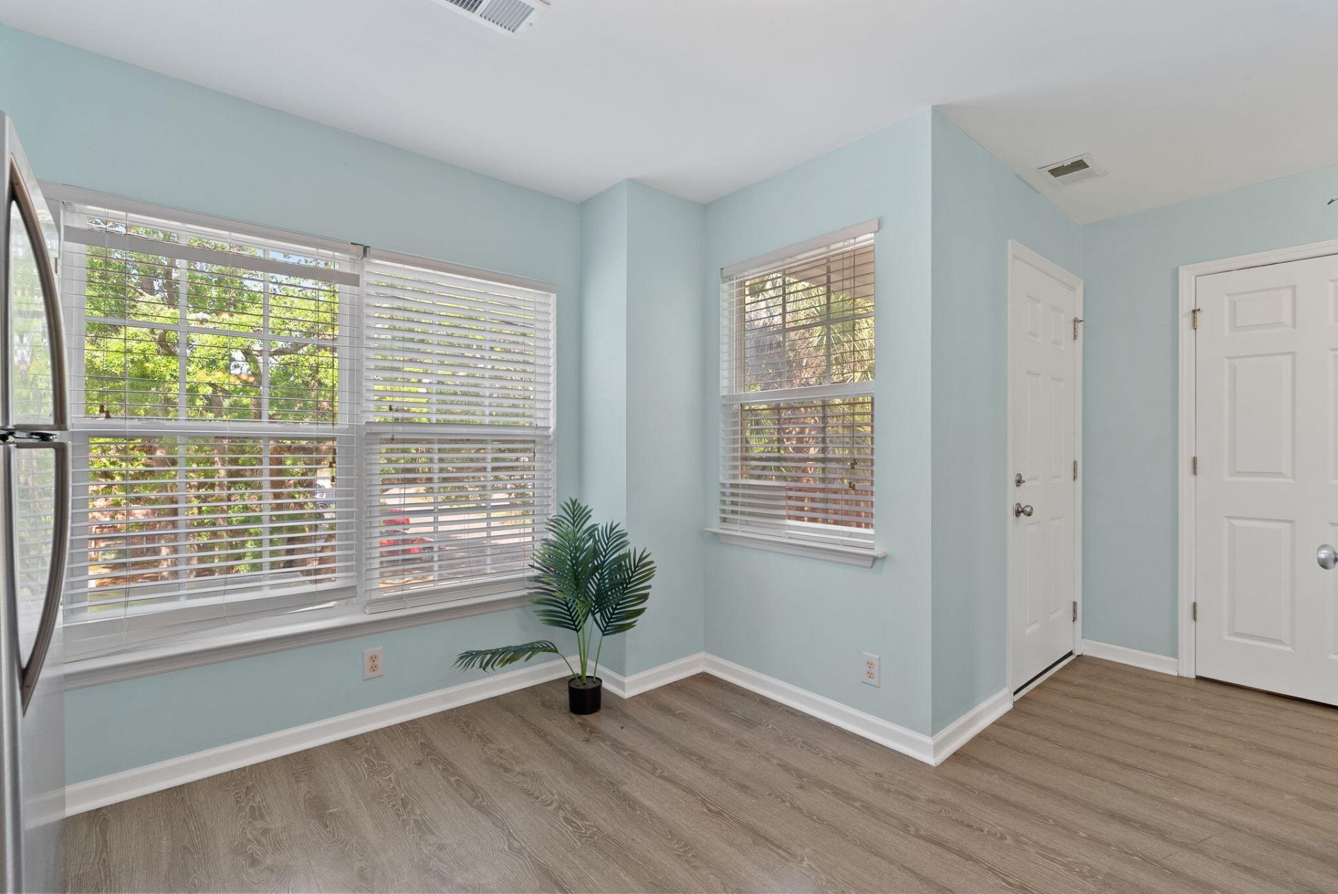 504 Parkdale Drive Photo 12