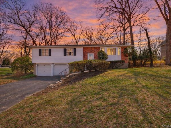 17 Peacock Lane, Commack, NY 11725