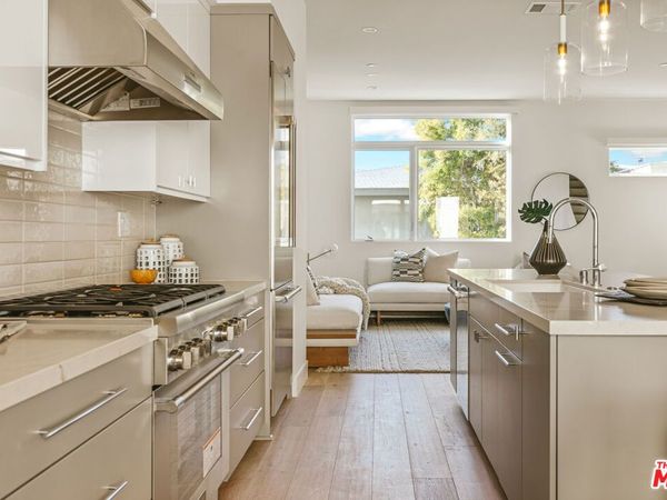 3220 S Barrington Avenue, Los Angeles, CA 90066