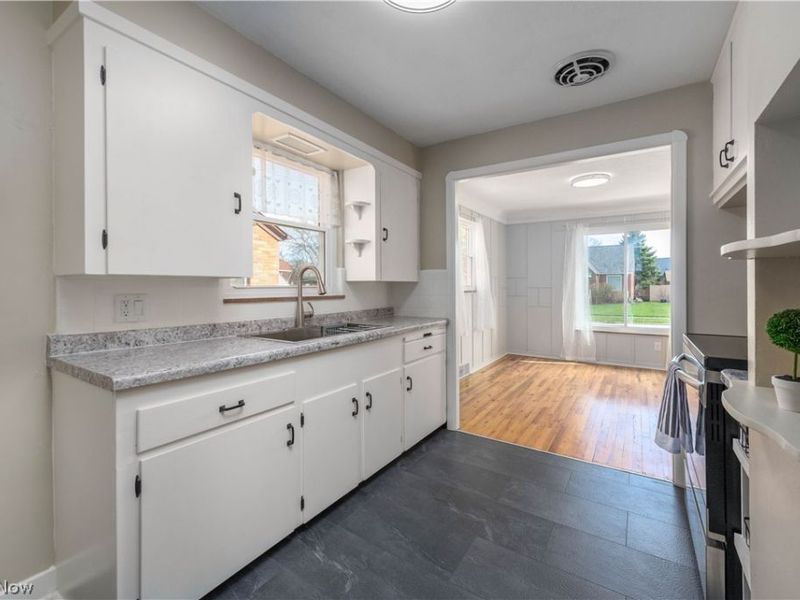 6392 Doncaster Avenue, Parma, OH 44129 Photo 12