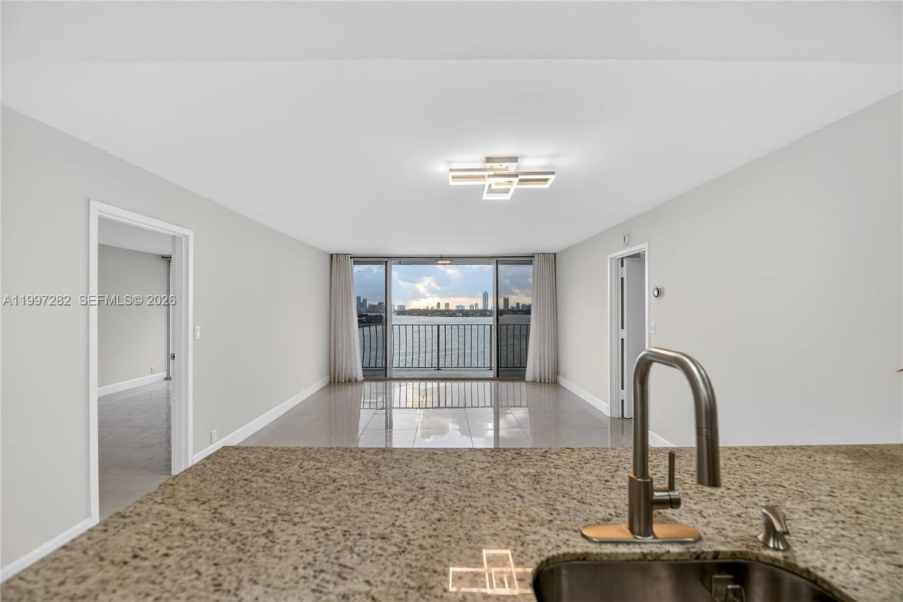 7601 E Treasure Dr, Unit 1119, North Bay Village, FL 33141 Photo