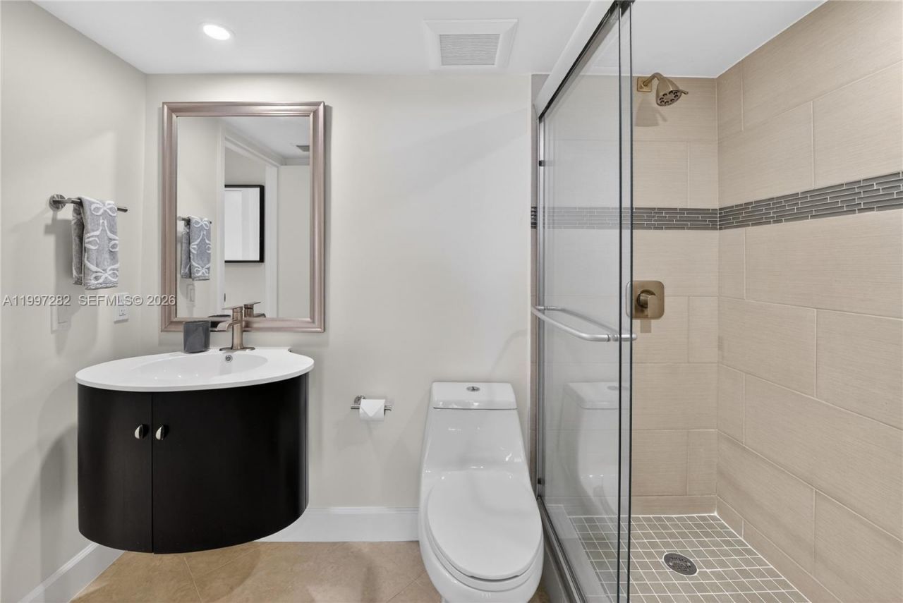 7601 E Treasure Dr, Unit 1119, North Bay Village, FL 33141 Photo