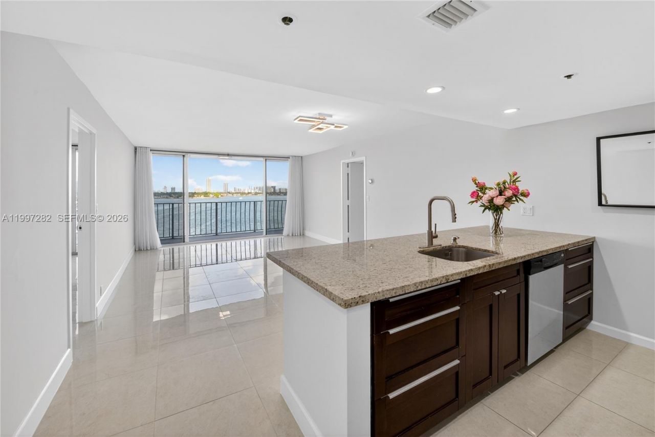 7601 E Treasure Dr, Unit 1119, North Bay Village, FL 33141 Photo