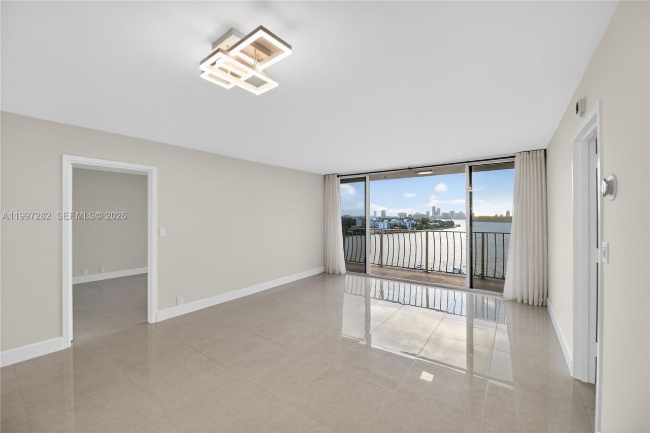 7601 E Treasure Dr, Unit 1119, North Bay Village, FL 33141 Photo