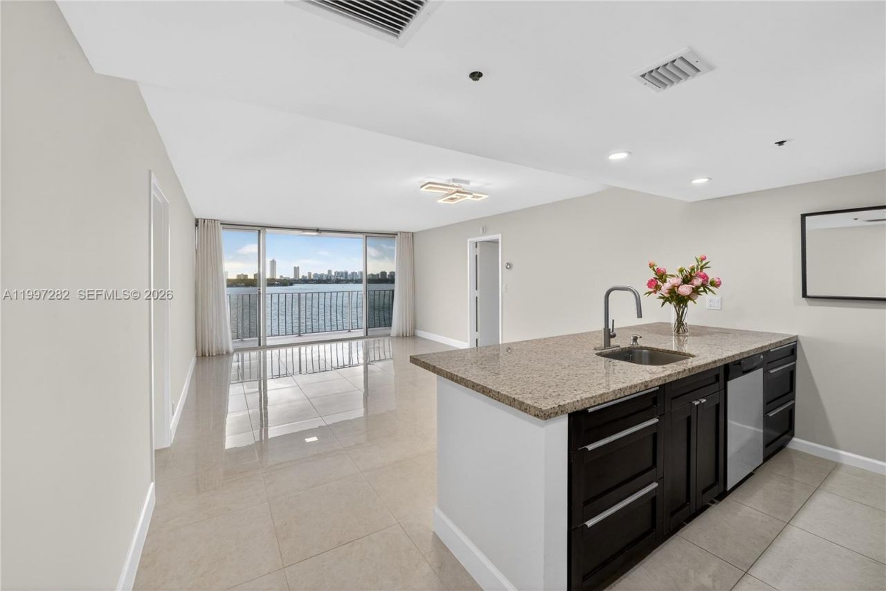 7601 E Treasure Dr, Unit 1119, North Bay Village, FL 33141 Photo