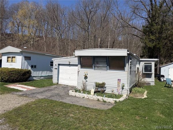 2040 Hemstreet Rd, East Aurora, NY 14052