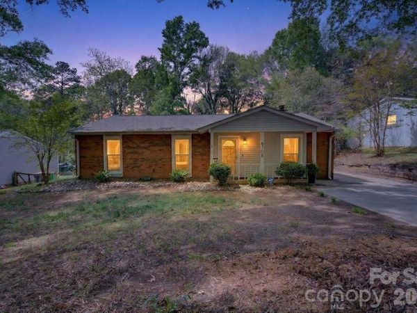 6308 Pineburr Road , Charlotte, NC 28211