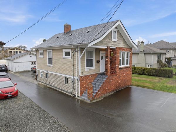 1776 Mckenzie Ave, Saanich, BC V8N 1A7