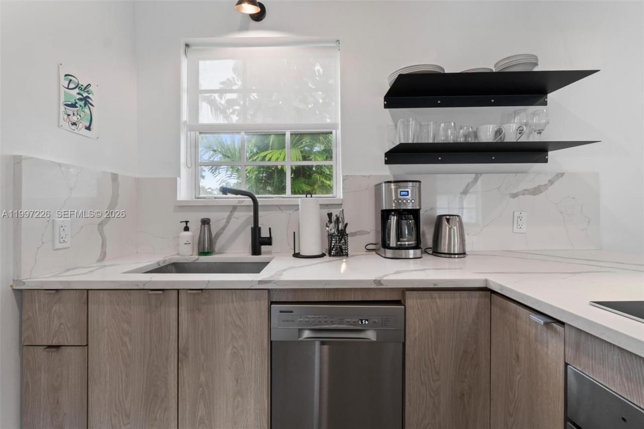 541 NE 62nd St, Unit 13, Miami, FL 33138 Photo