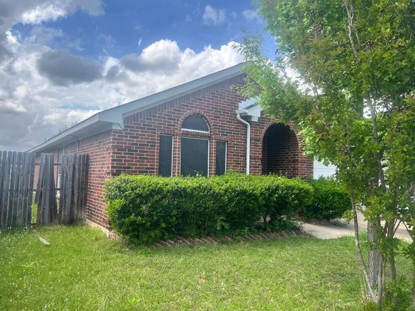 6002 Rising Meadow Drive, Arlington, TX 76018