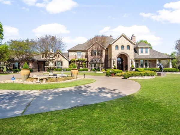 725 Locust Drive, Oak Leaf, TX 75154