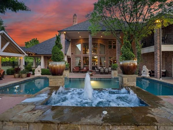 725 Locust Drive, Oak Leaf, TX 75154