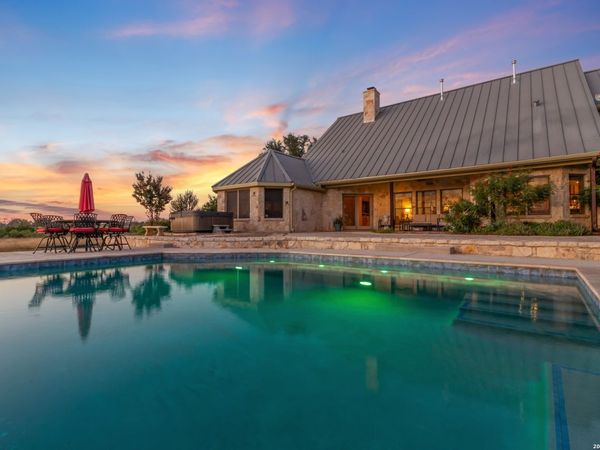 647 Funf Kinder Rd, Fredericksburg, TX 78624