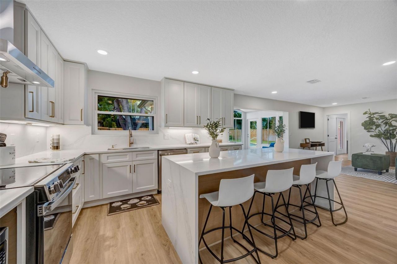 13313 Golf Crest Circle, Tampa, FL 33618 Photo