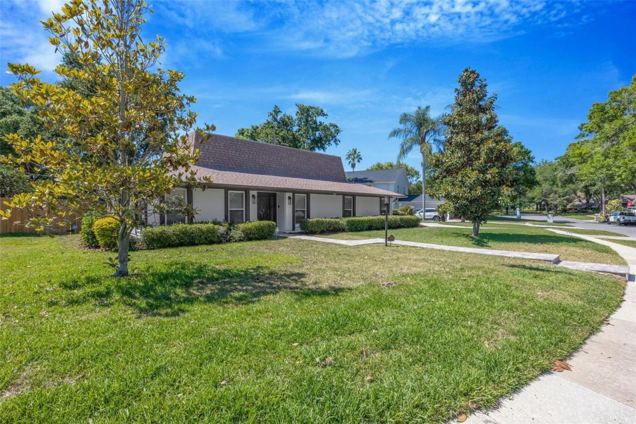 13313 Golf Crest Circle, Tampa, FL 33618 Photo
