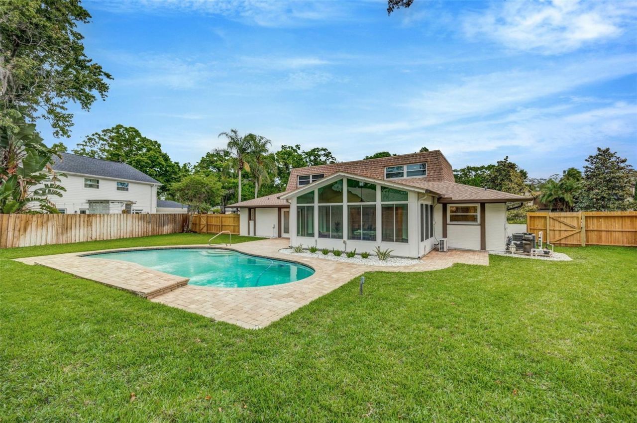 13313 Golf Crest Circle, Tampa, FL 33618 Photo