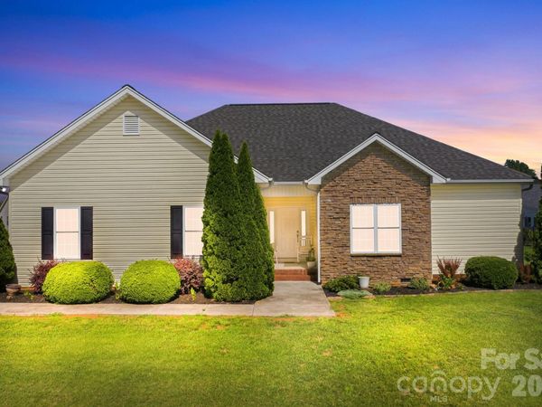 104 Castle Pines Lane, Statesville, NC 28625