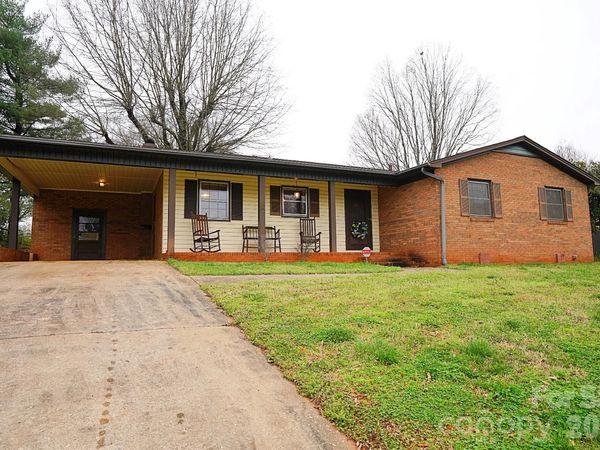 915 Woods Drive , Statesville, NC 28677