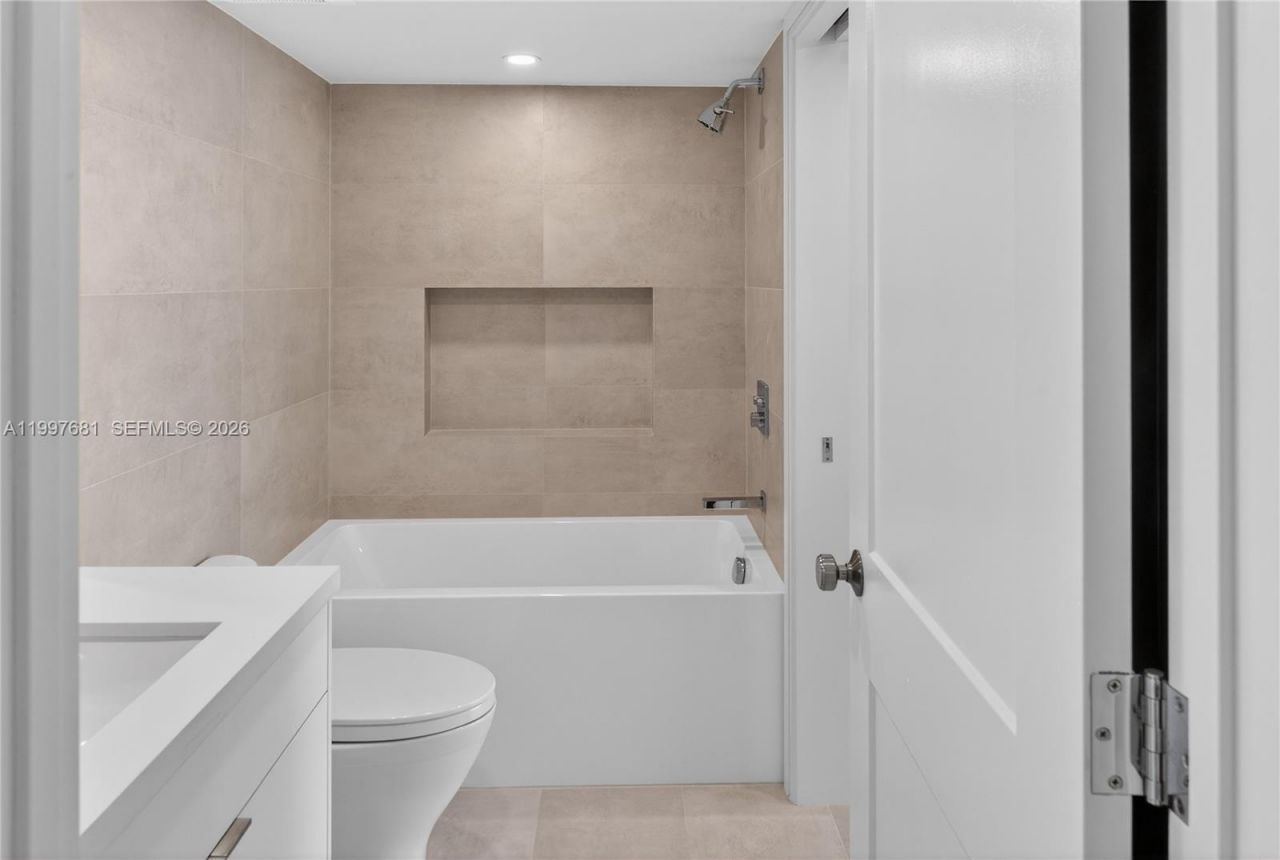 7601 E Treasure Dr, Unit 2319, North Bay Village, FL 33141 Photo