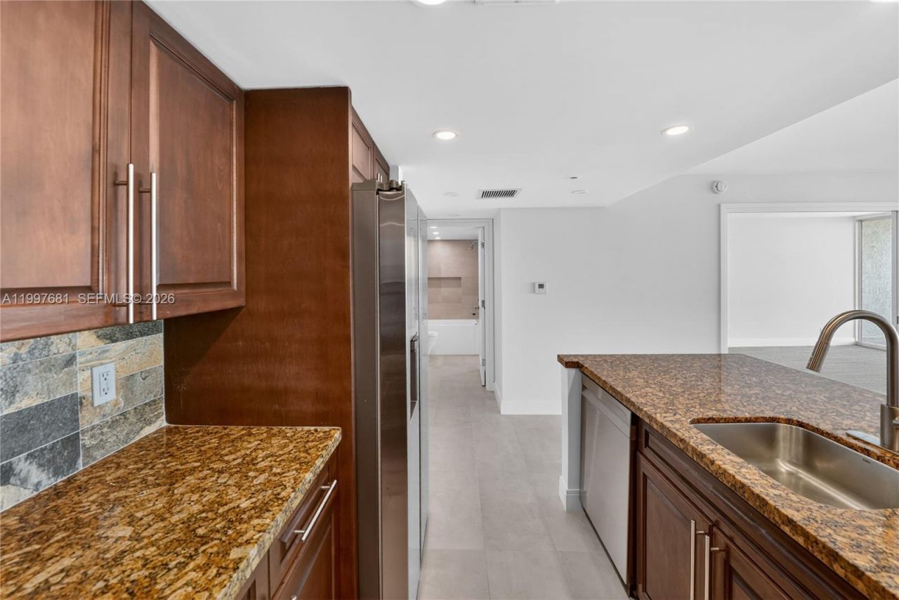 7601 E Treasure Dr, Unit 2319, North Bay Village, FL 33141 Photo