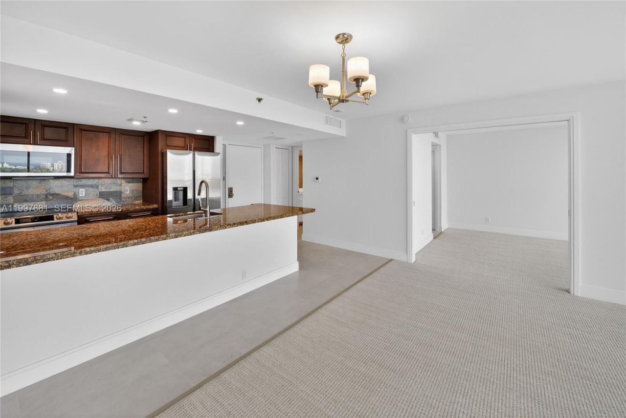 7601 E Treasure Dr, Unit 2319, North Bay Village, FL 33141 Photo