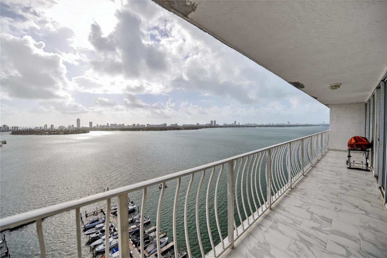 7601 E Treasure Dr, Unit 2319, North Bay Village, FL 33141 Photo