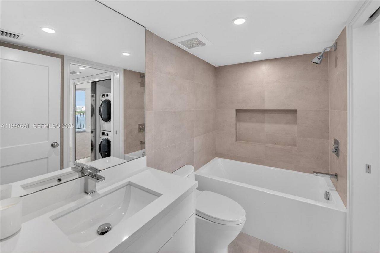 7601 E Treasure Dr, Unit 2319, North Bay Village, FL 33141 Photo