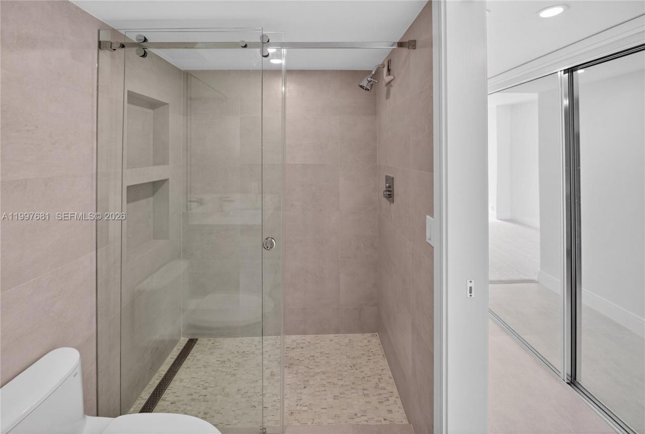 7601 E Treasure Dr, Unit 2319, North Bay Village, FL 33141 Photo