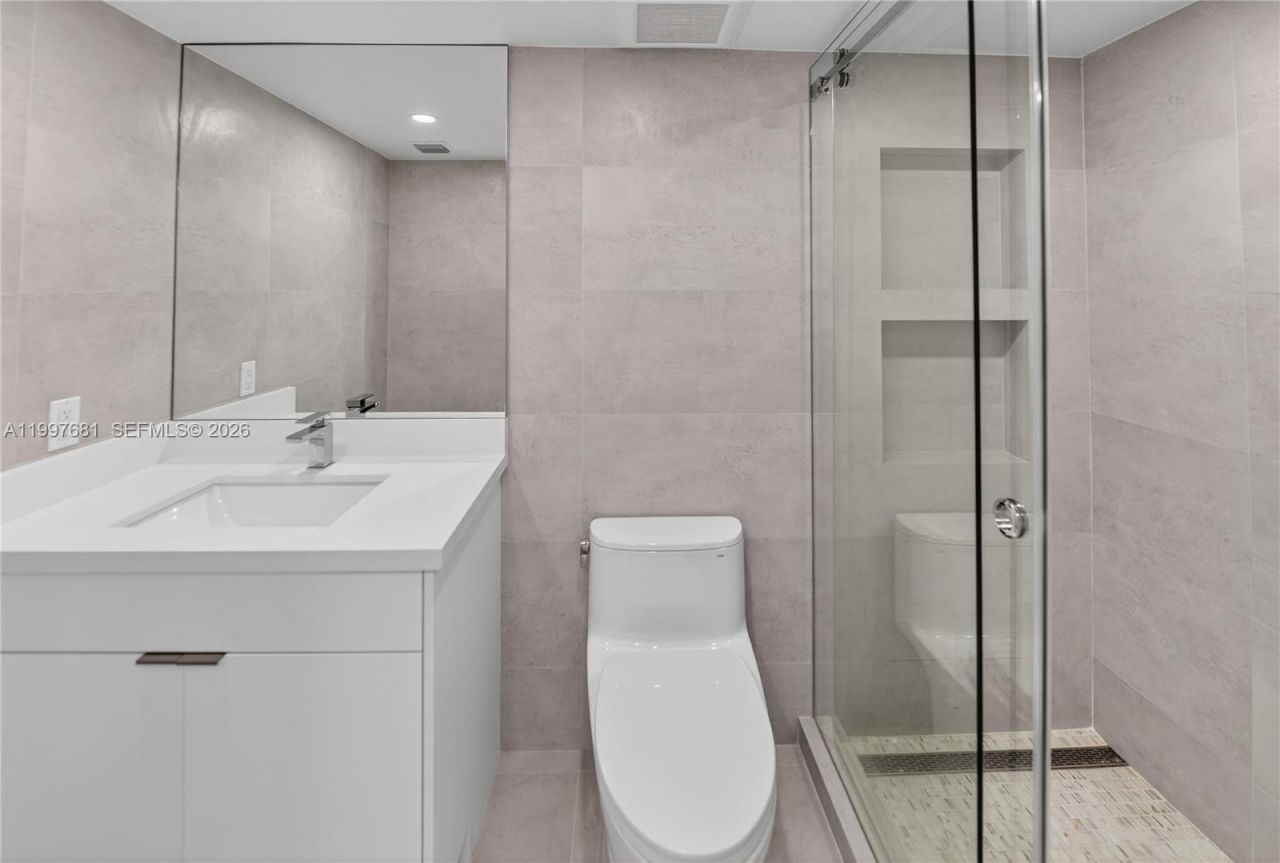 7601 E Treasure Dr, Unit 2319, North Bay Village, FL 33141 Photo