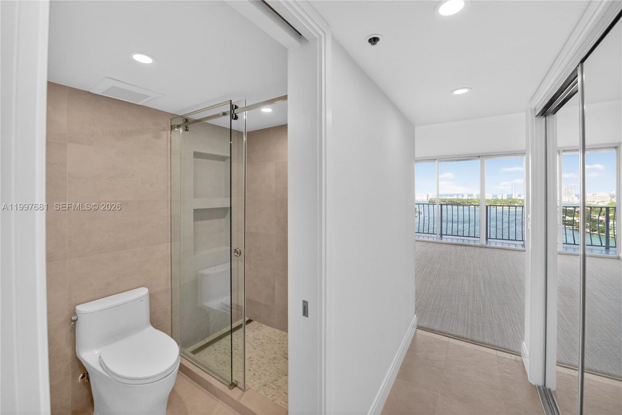 7601 E Treasure Dr, Unit 2319, North Bay Village, FL 33141 Photo