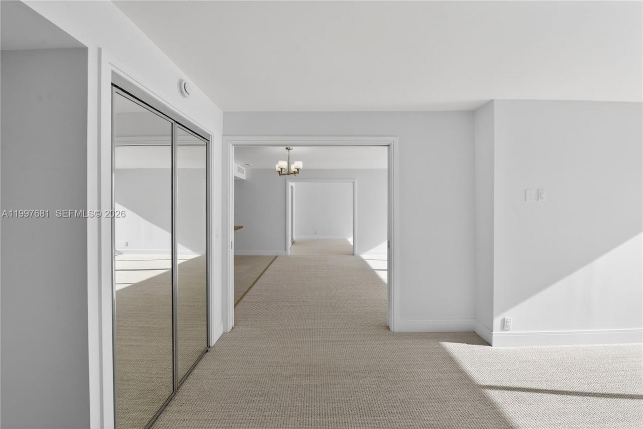 7601 E Treasure Dr, Unit 2319, North Bay Village, FL 33141 Photo